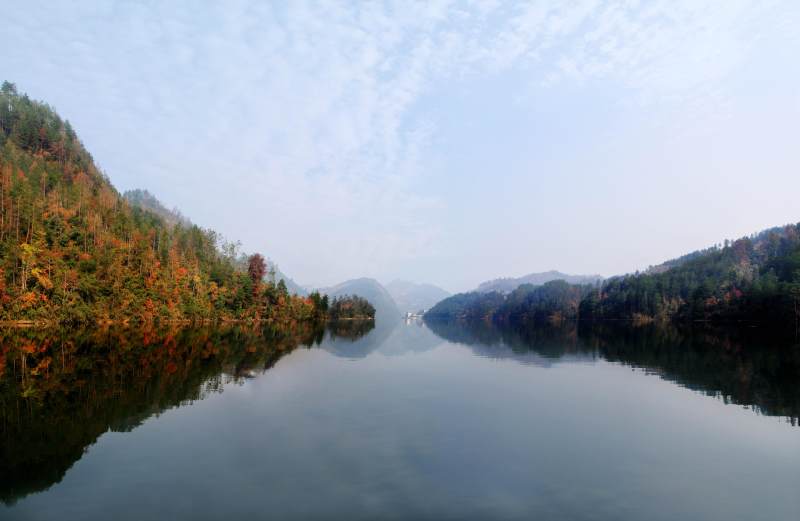 拍摄地点:重庆--秀山 图片描述: 酉水又名北河,它发源于湖北恩施,流