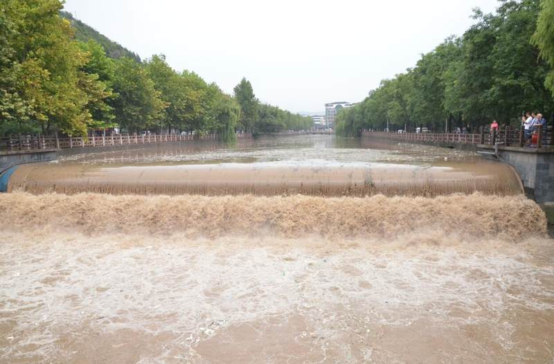 大雨过后泥沙俱下