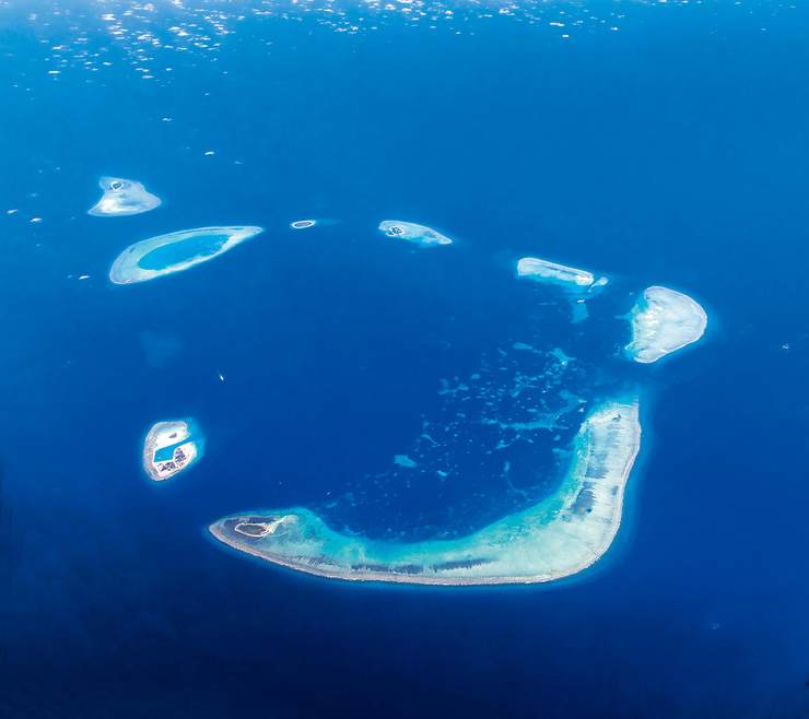 环礁 海里有串项链