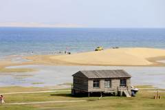 青海湖：一邊是海，一邊沙漠