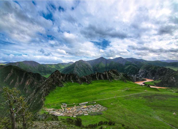 夏日寺位于青海玉树的曲麻莱县,坐落在海拔四千多米的高山草甸,周围少