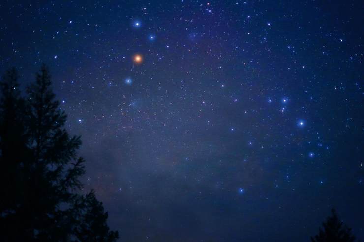 星空图中那颗火红的亮星是"大火星",它曾是灶王任"火正"时,掌管观测的