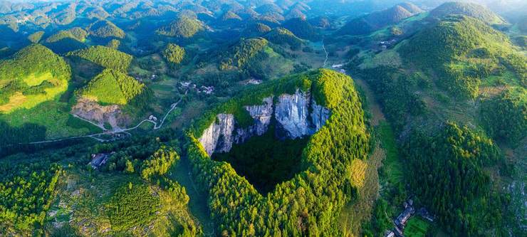 图为发育在利川盆地馒头状峰丛中的一个天坑.